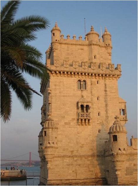 Belém torony, háttérben az Április 25 híddal