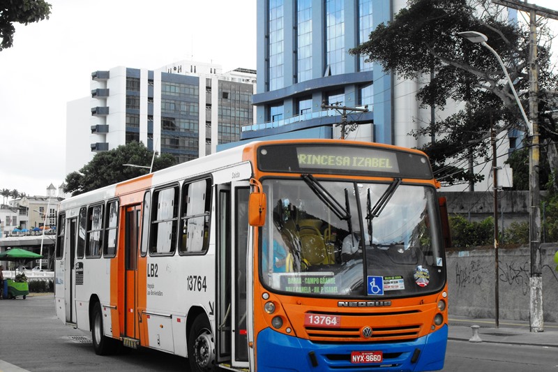 Egy busz a városban szolgálatot teljesítő napi több ezer közül.